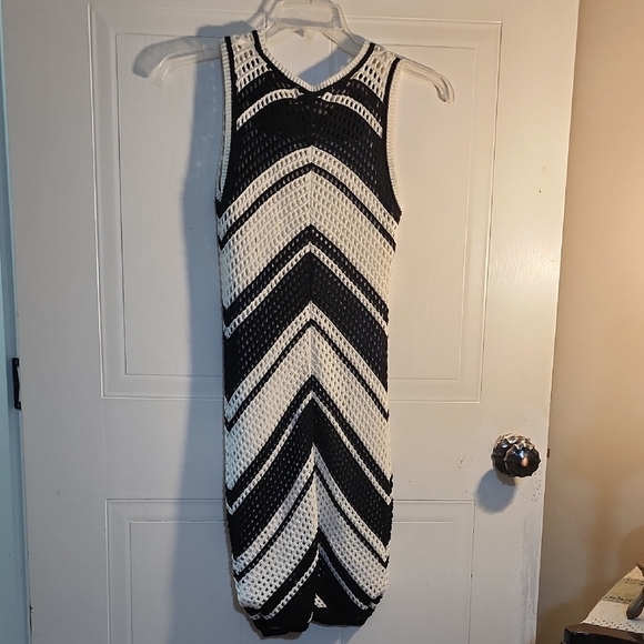 Black and White Chevron Knit Midi Dress - Picture 3 of 8